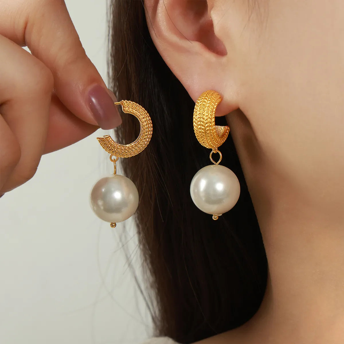 1 Pair Glam Retro British Style C Shape Round Plating Chain Carving Imitation Pearl Titanium Steel 18k Gold Plated Drop Earrings