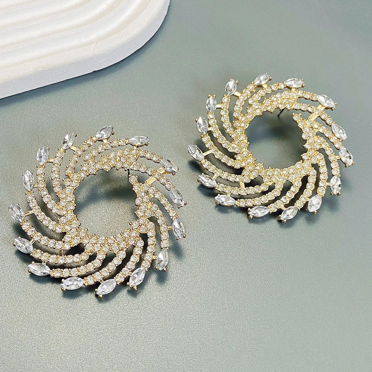 1 Pair Glam Spiral Stripe Inlay Alloy Artificial Crystal Ear Studs