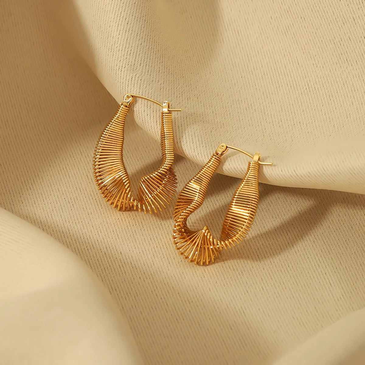 1 Pair Ig Style Novelty British Style C Shape The Answer Twist Plating Braid Hollow Out Stainless Steel 18k Gold Plated Hoop Earrings