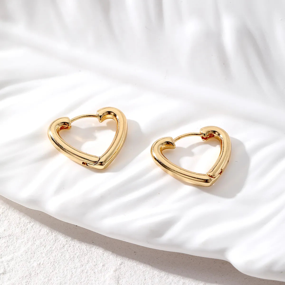 1 Pair Ig Style Simple Style Round Heart Shape Butterfly Plating Alloy Gold Plated Earrings