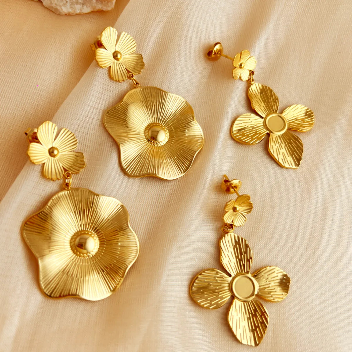 1 Pair IG Style Sweet Flower Polishing 304 Stainless Steel 18K Gold Plated Drop Earrings