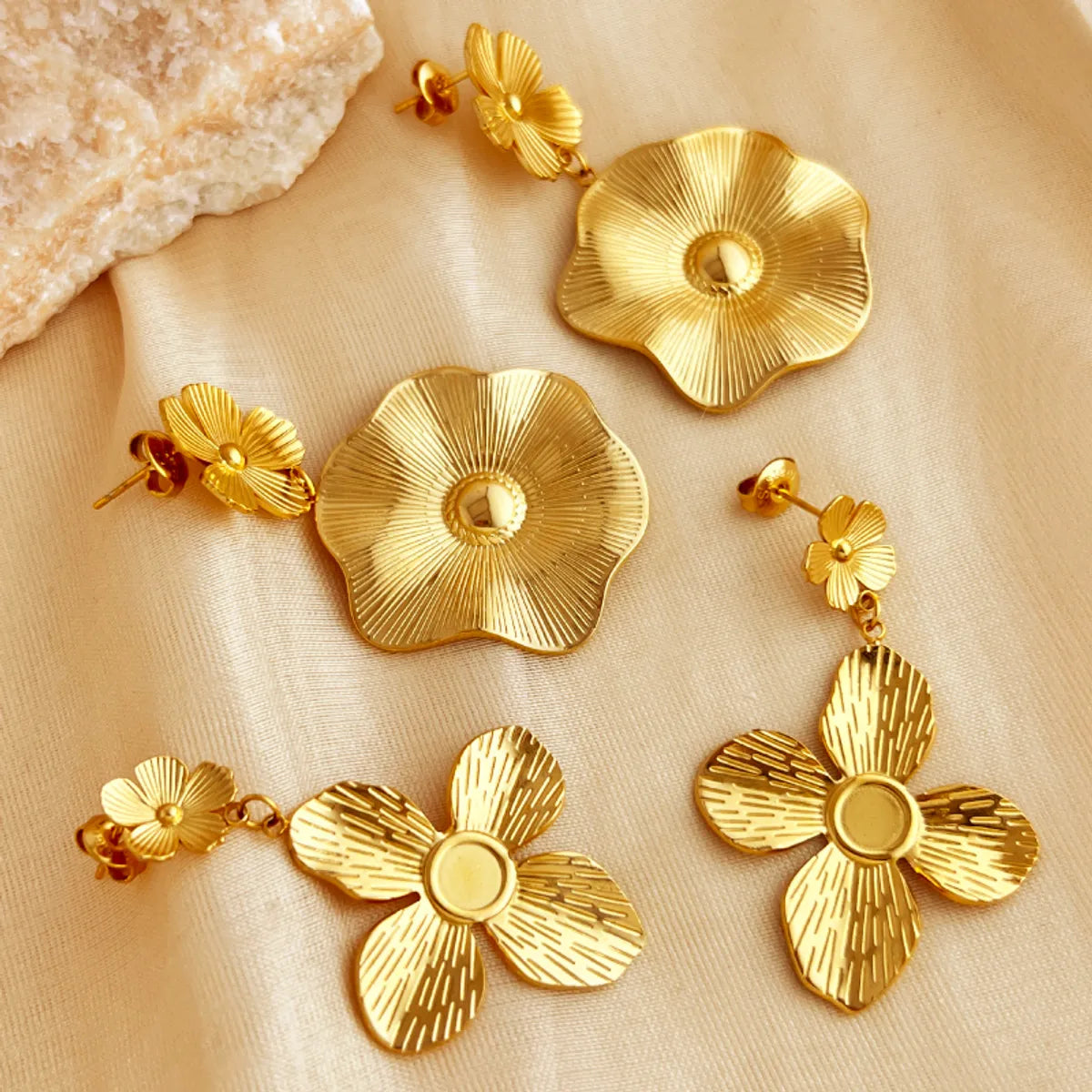 1 Pair IG Style Sweet Flower Polishing 304 Stainless Steel 18K Gold Plated Drop Earrings