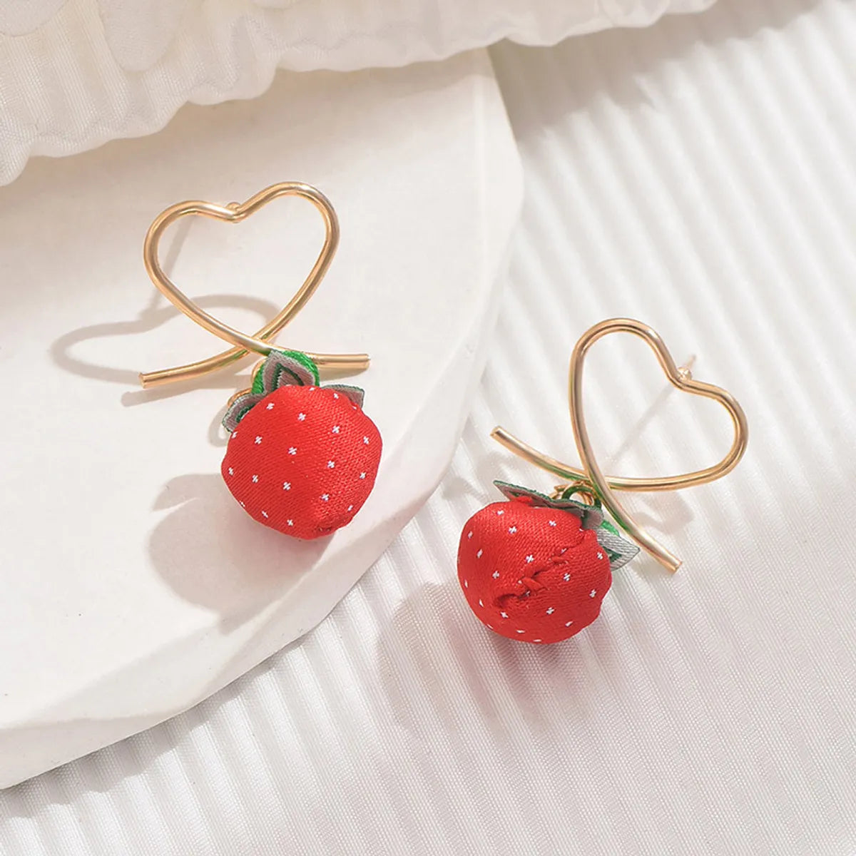 1 Pair IG Style Sweet Heart Shape Strawberry Hollow Out Alloy Drop Earrings