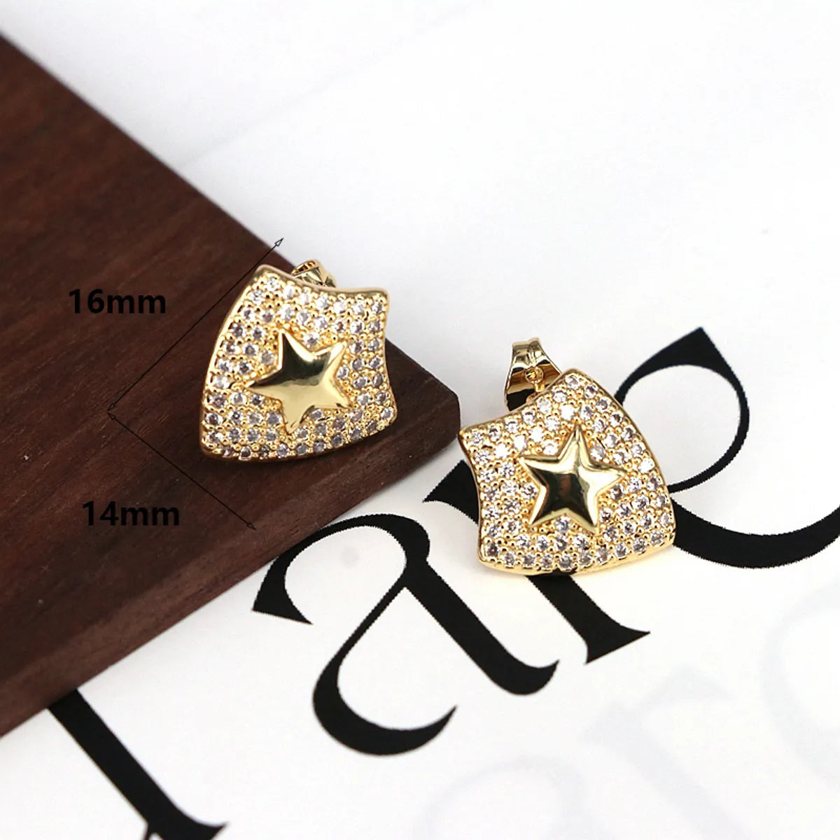 1 Pair Luxurious Simple Style Shiny Star Moon Heart Shape Plating Copper 18K Gold Plated Ear Studs