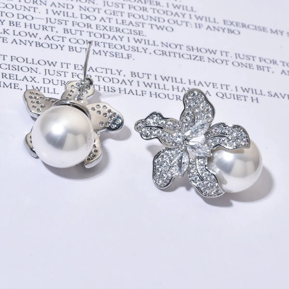 1 Pair Modern Style Leaves Plating Inlay Copper Pearl Zircon White Gold Plated Ear Studs