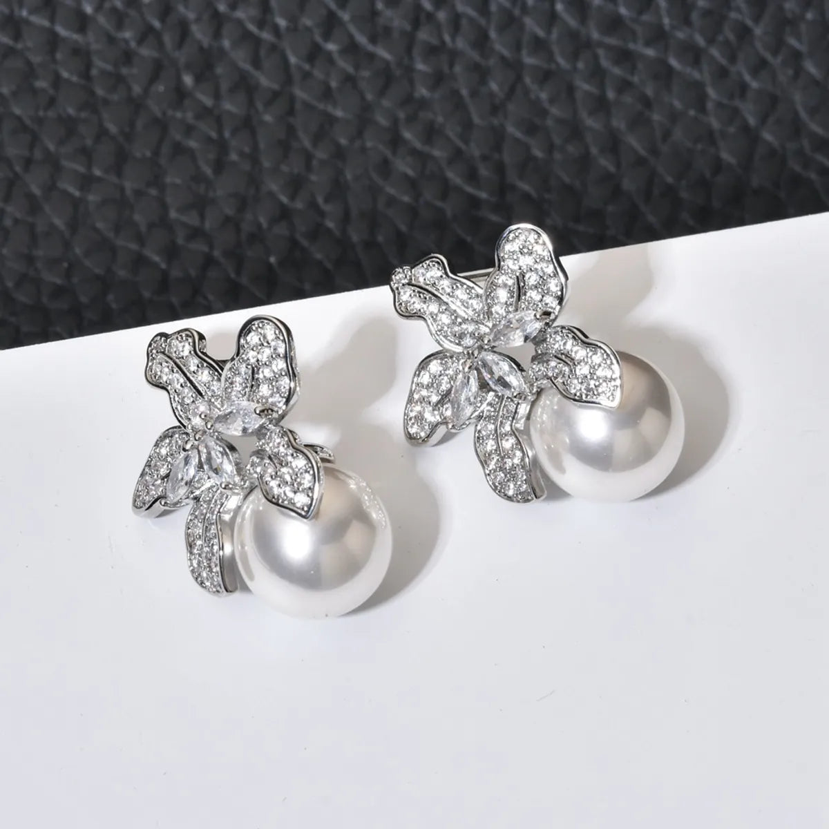 1 Pair Modern Style Leaves Plating Inlay Copper Pearl Zircon White Gold Plated Ear Studs