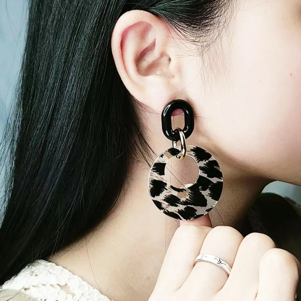 1 Pair Modern Style Round Arylic Drop Earrings