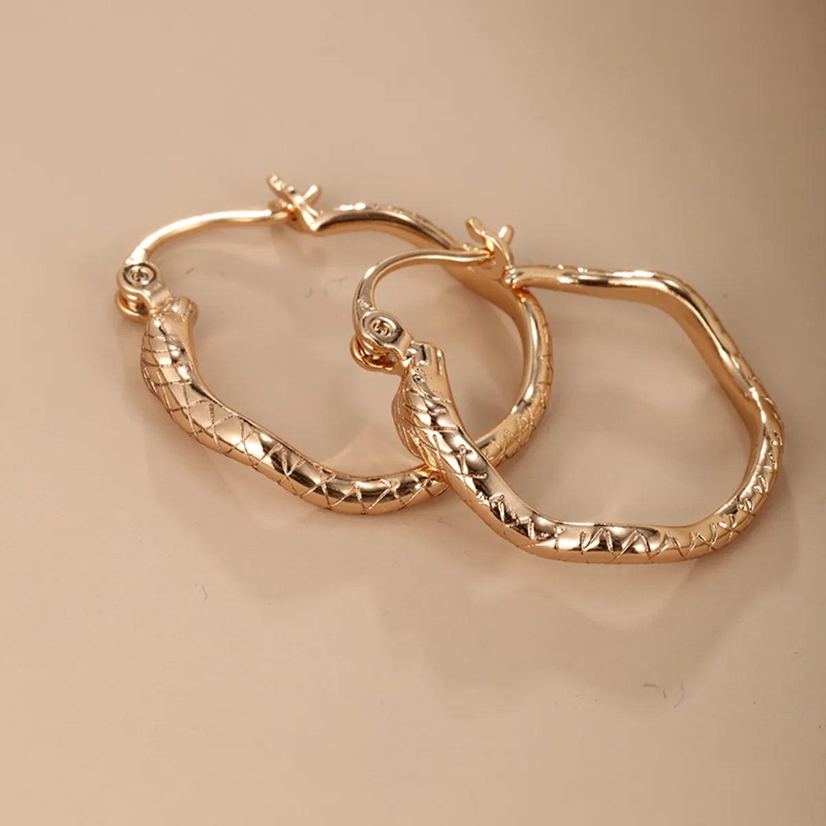 1 Pair Nordic Style Xuping Simple Style Snake Plating Copper Alloy 18k Gold Plated White Gold Plated Hoop Earrings