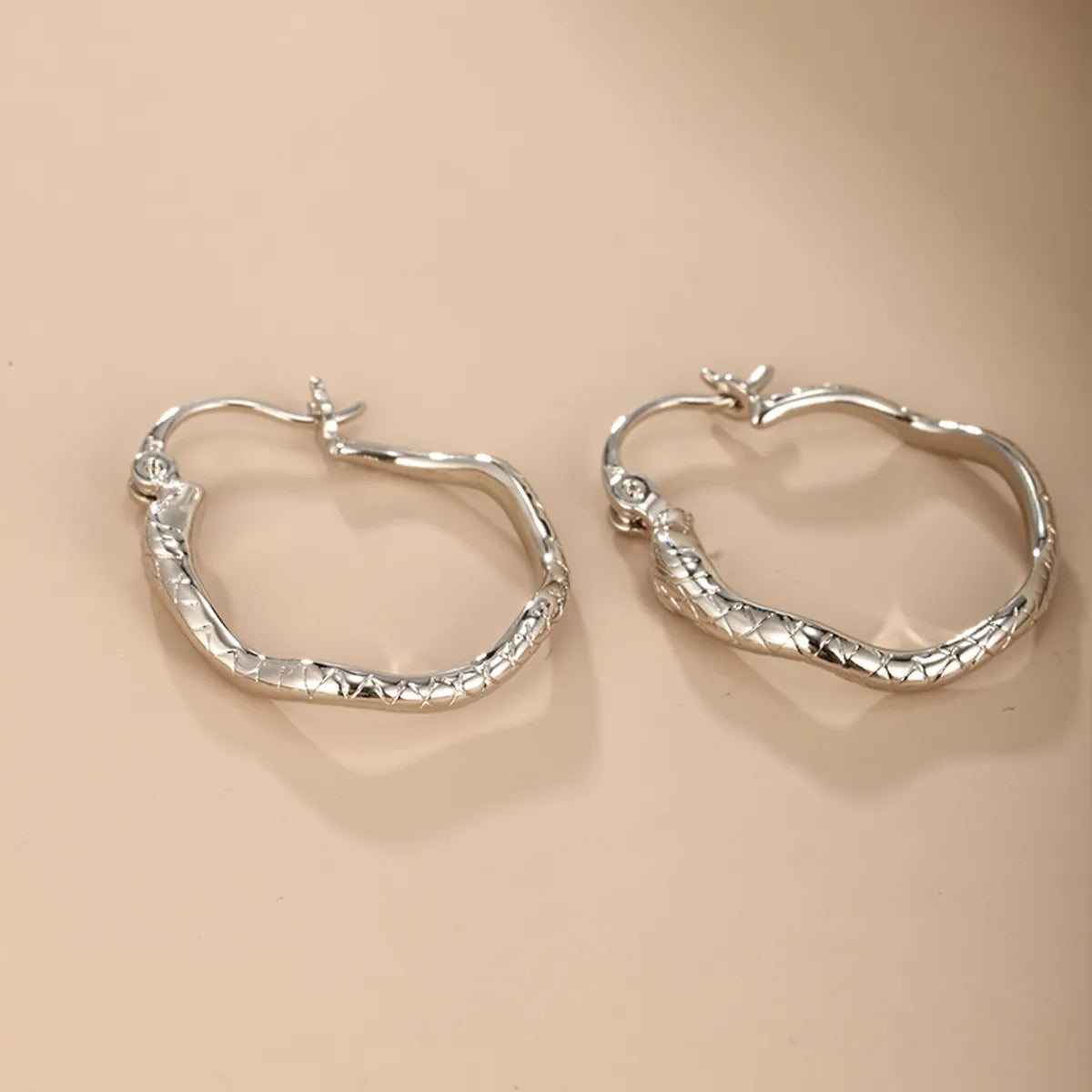 1 Pair Nordic Style Xuping Simple Style Snake Plating Copper Alloy 18k Gold Plated White Gold Plated Hoop Earrings