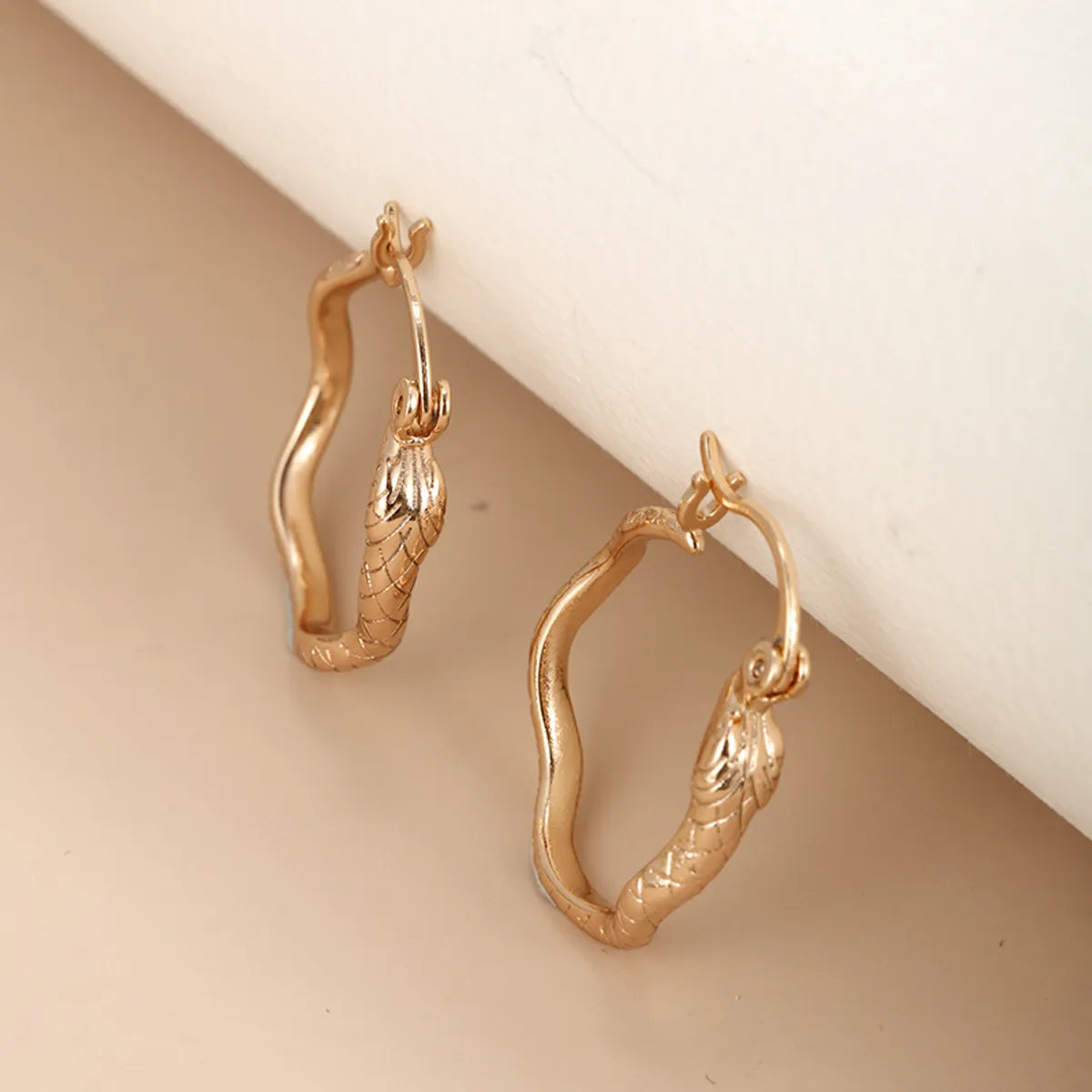 1 Pair Nordic Style Xuping Simple Style Snake Plating Copper Alloy 18k Gold Plated White Gold Plated Hoop Earrings