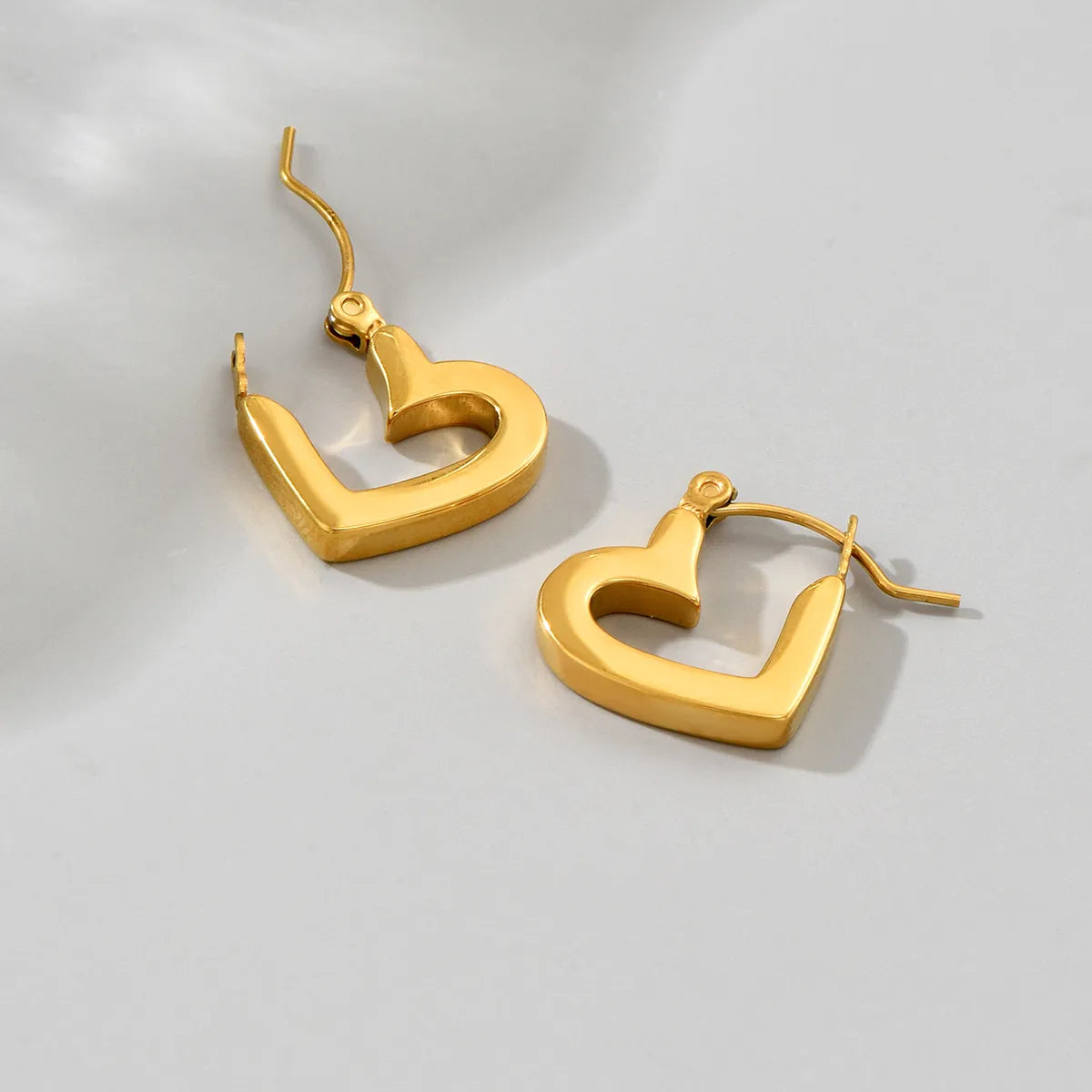 1 Pair Retro Classic Style Heart Shape Solid Color Plating Titanium Steel 18k Gold Plated Gold Plated Earrings