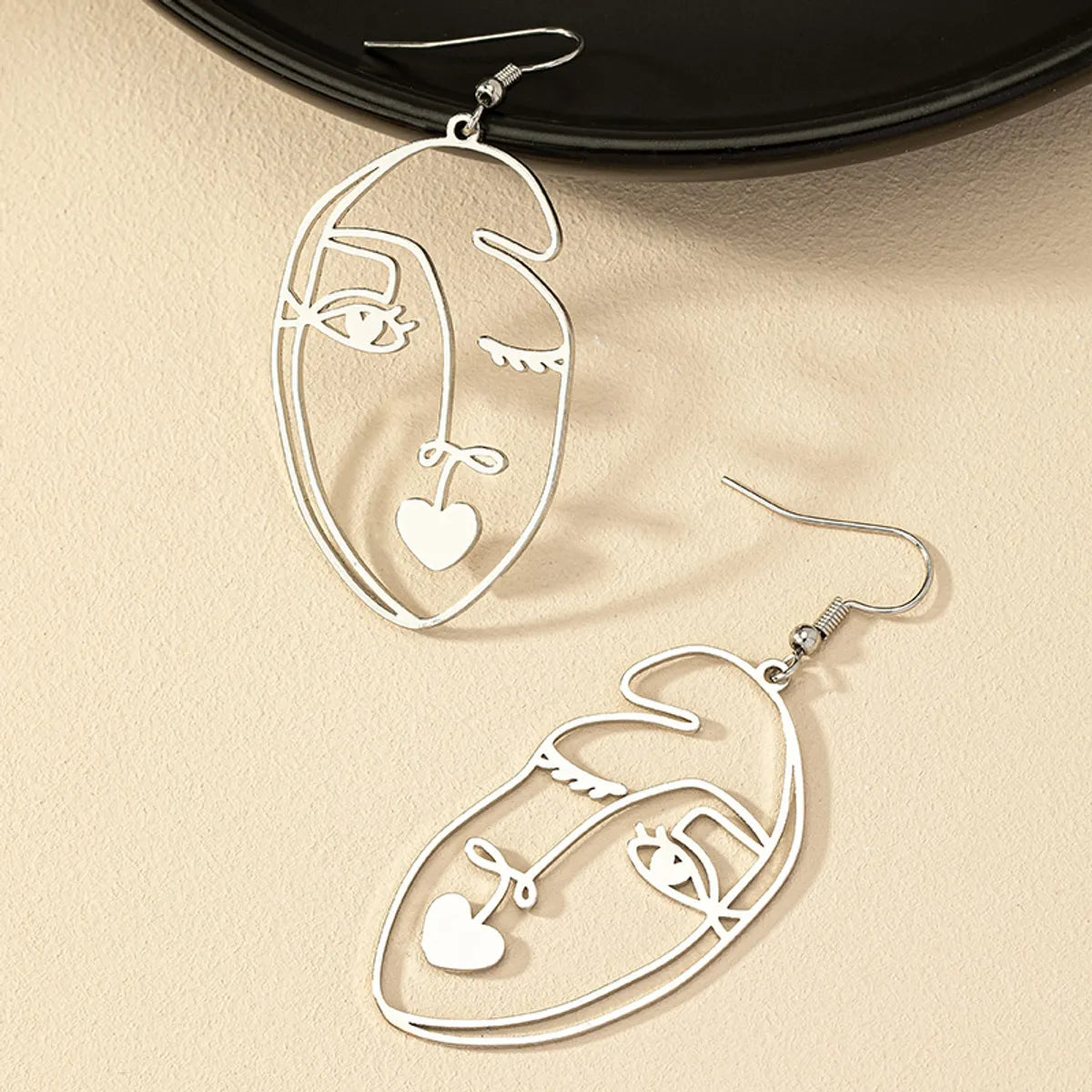 1 Pair Retro Commute Human Face Plating Alloy Gold Plated Drop Earrings