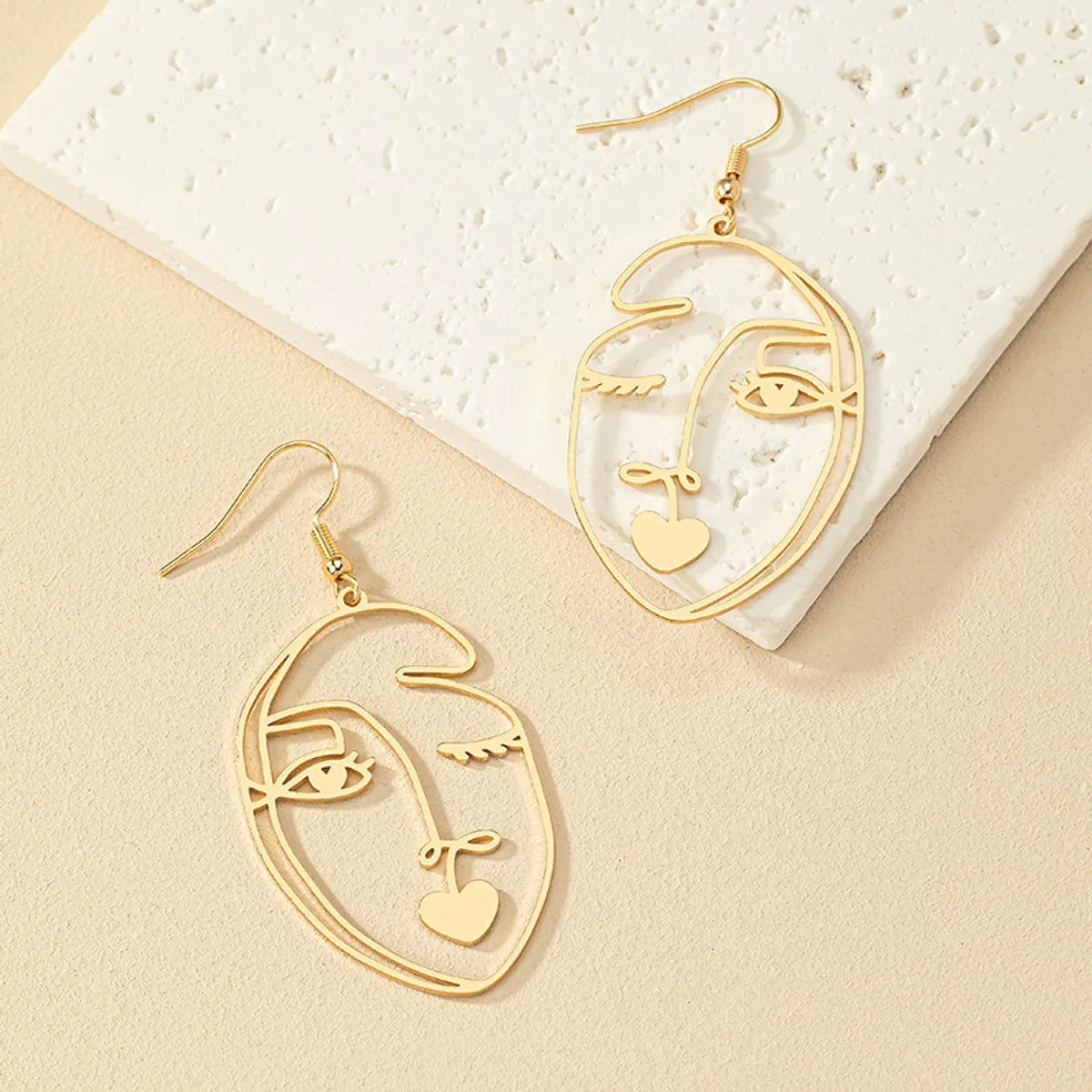 1 Pair Retro Commute Human Face Plating Alloy Gold Plated Drop Earrings