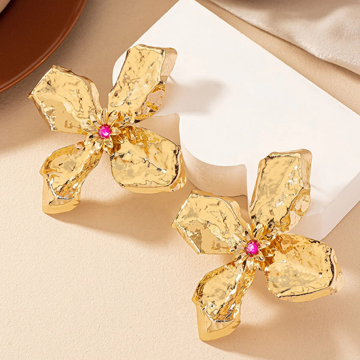 1 Pair Retro Exaggerated Flower Plating Alloy Gold Plated Ear Studs