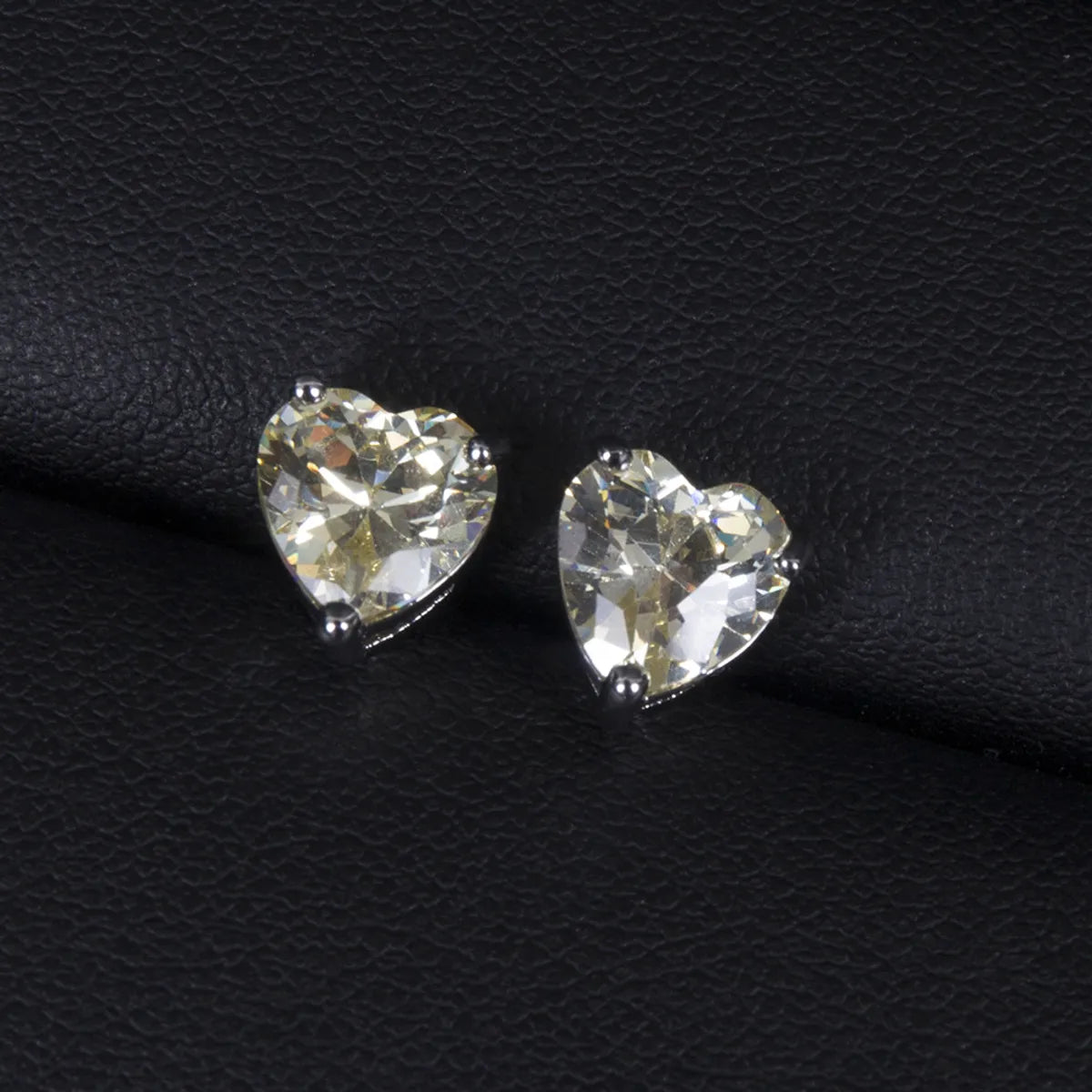 1 Pair Retro Heart Shape Inlay Copper Zircon Ear Studs