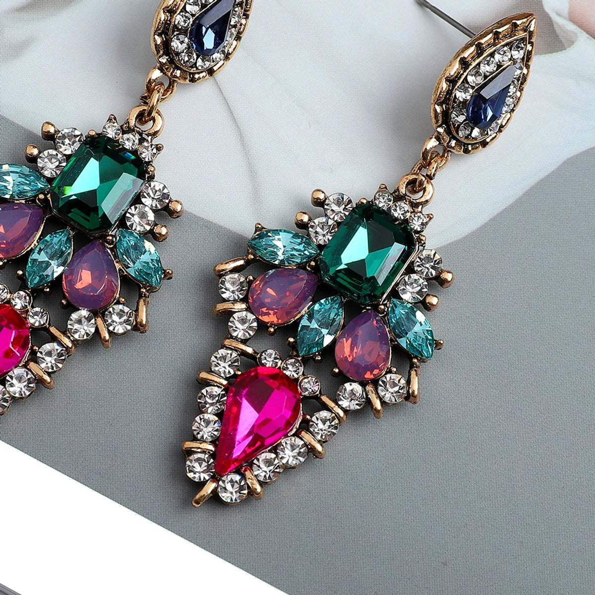 1 Pair Retro Lady Geometric Hollow Out Inlay Zinc Alloy Rhinestones Drop Earrings