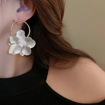 1 Pair Retro Simple Style Flower Inlay Alloy Pearl Drop Earrings