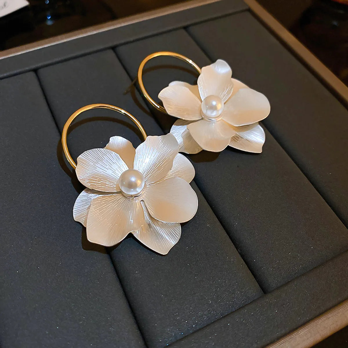 1 Pair Retro Simple Style Flower Inlay Alloy Pearl Drop Earrings