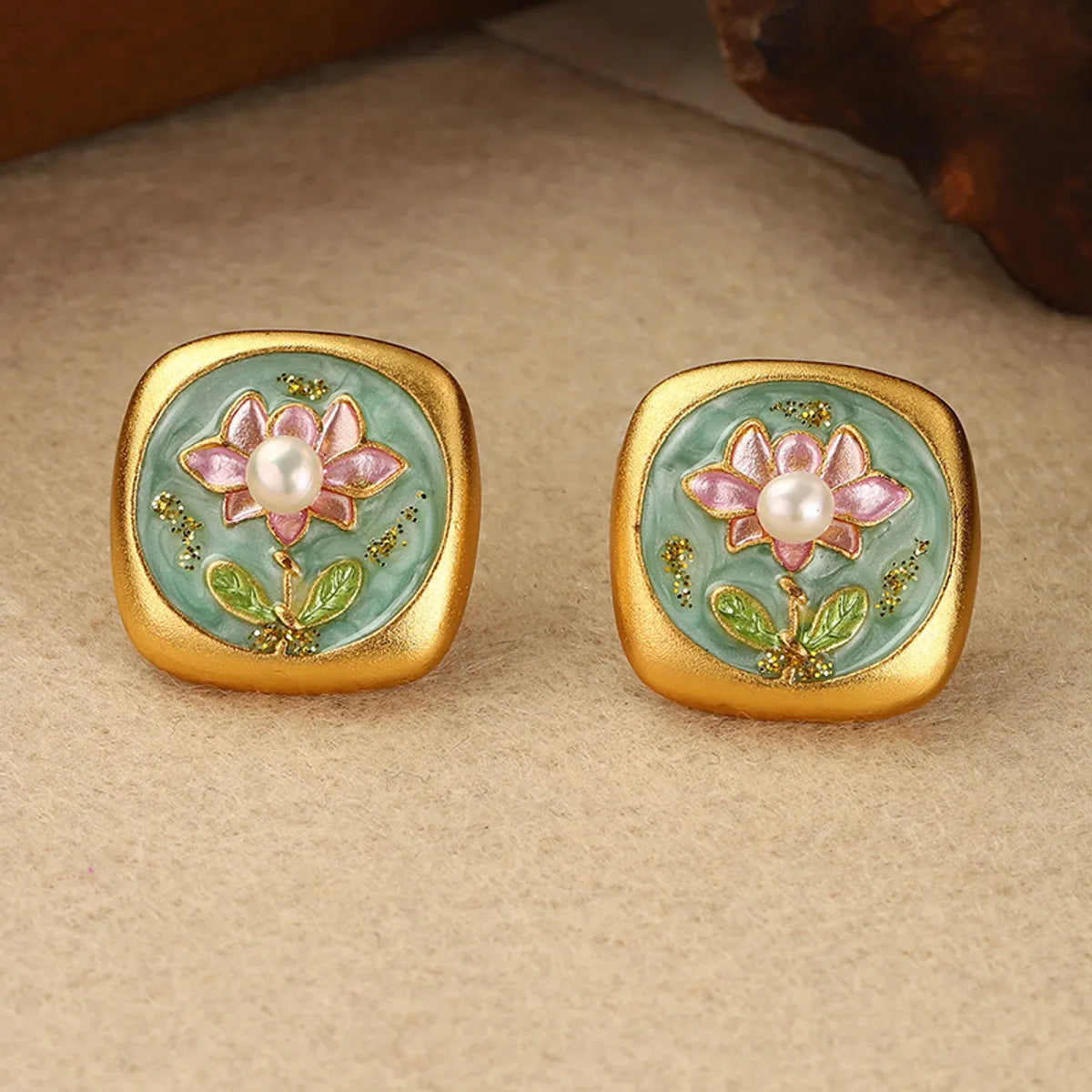 1 Pair Retro Simple Style Flower Lotus Lacquer Painting Inlay Alloy Copper Natural Pearl Zircon 18K Gold Plated Ear Studs