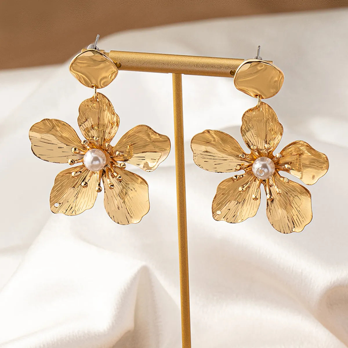 1 Pair Retro Simple Style Flower Plating Inlay Iron Pearl Drop Earrings