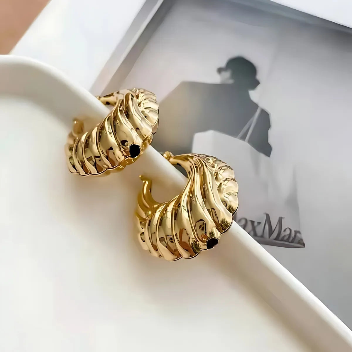 1 Pair Retro Simple Style Solid Color Hollow Out Titanium Steel Iron Imitation Gold  Gold Plated Earrings