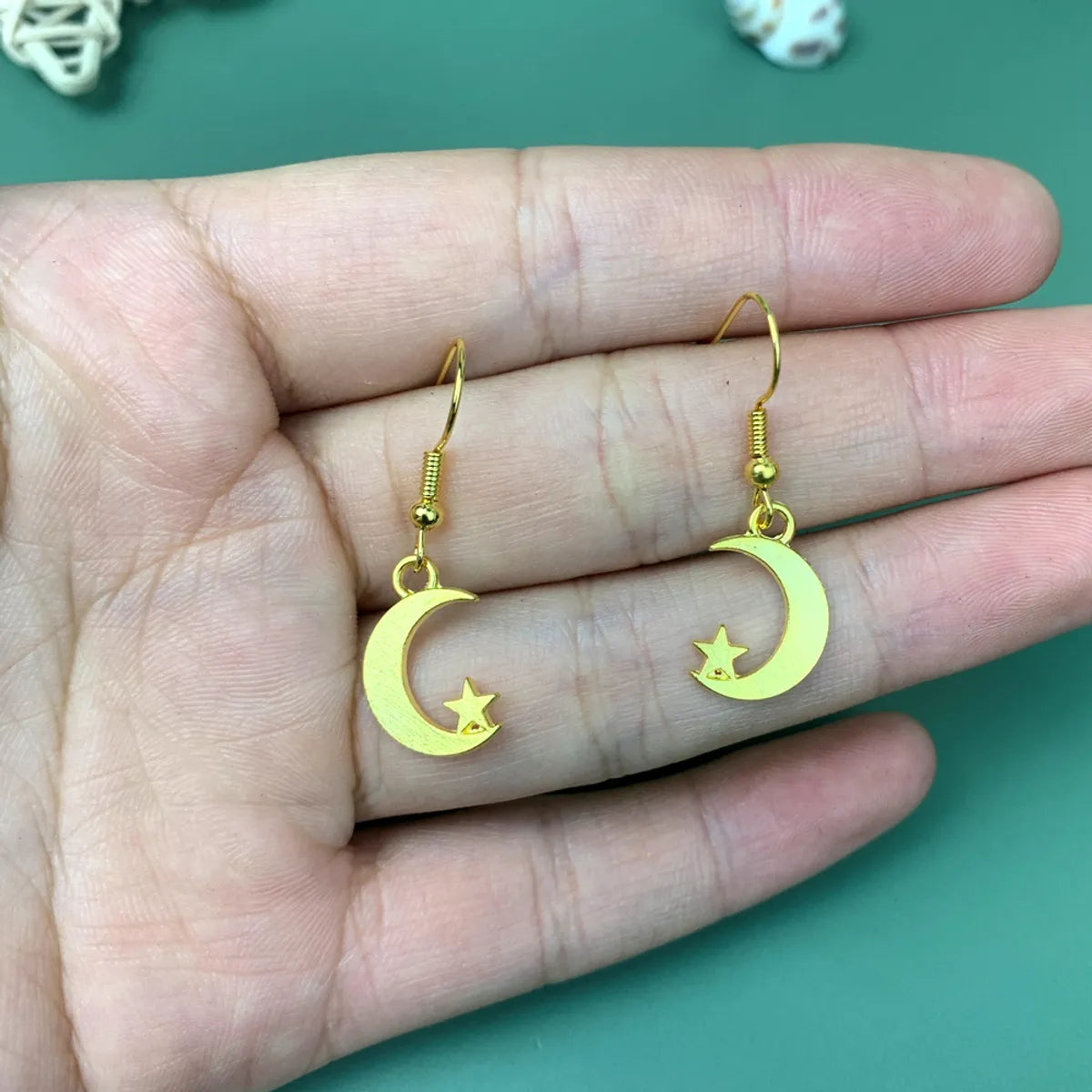 1 Pair Retro Sun Moon Metal Drop Earrings