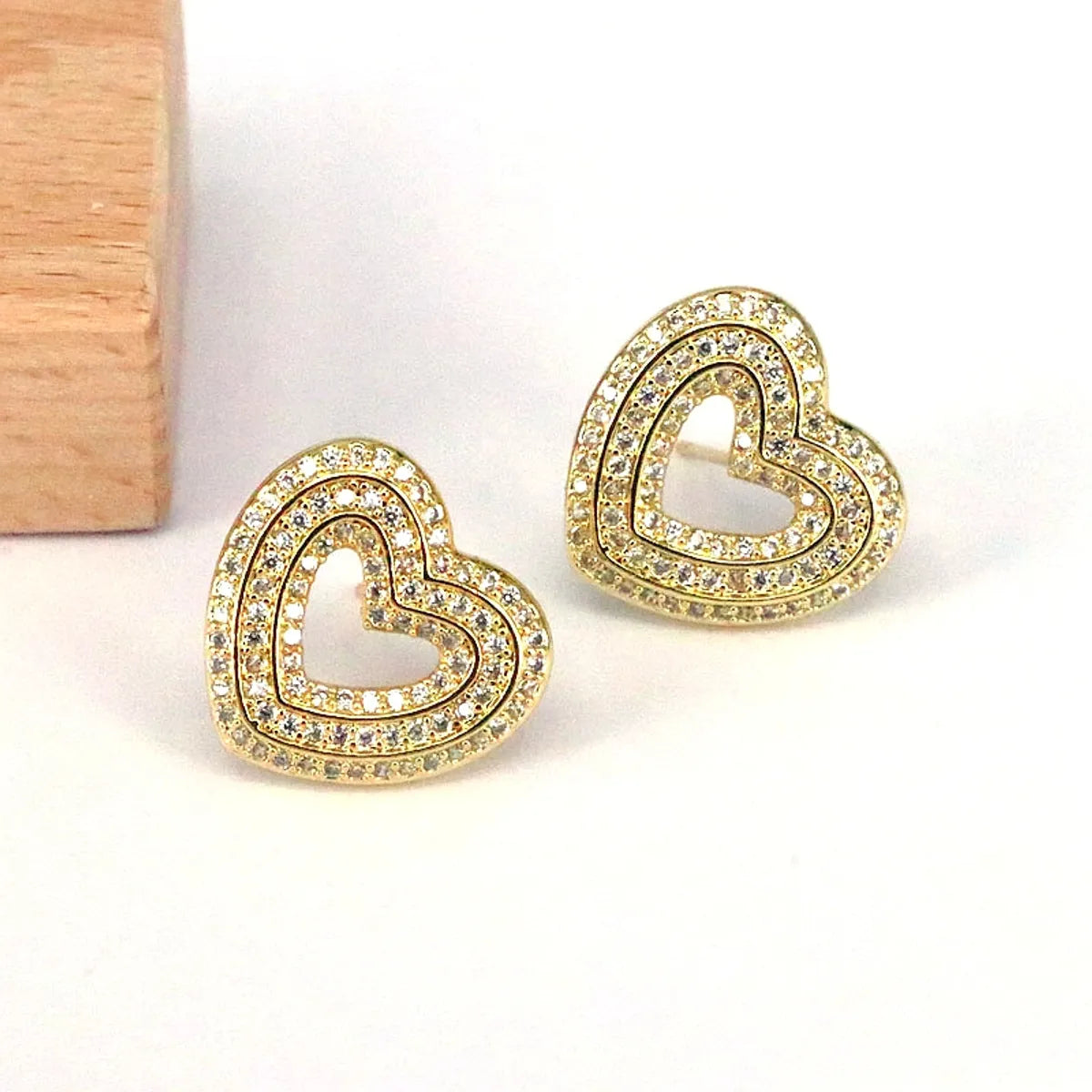 1 Pair Retro Sweet Heart Shape Copper Plating Inlay Diamond Gold Plated Ear Studs