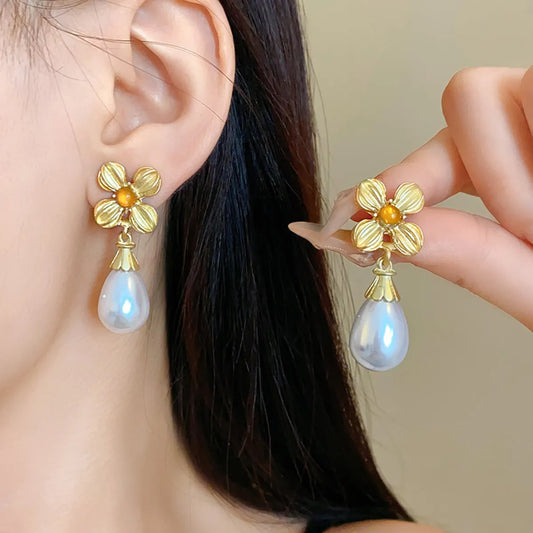 1 Pair Retro Water Droplets Flower Plating Imitation Pearl Alloy Drop Earrings