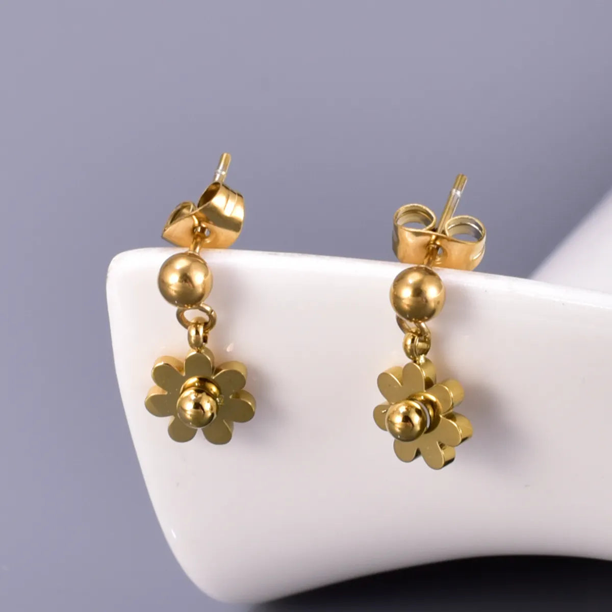 1 Pair Simple Style Classic Style Daisy 304 Stainless Steel Titanium Steel 18K Gold Plated Drop Earrings