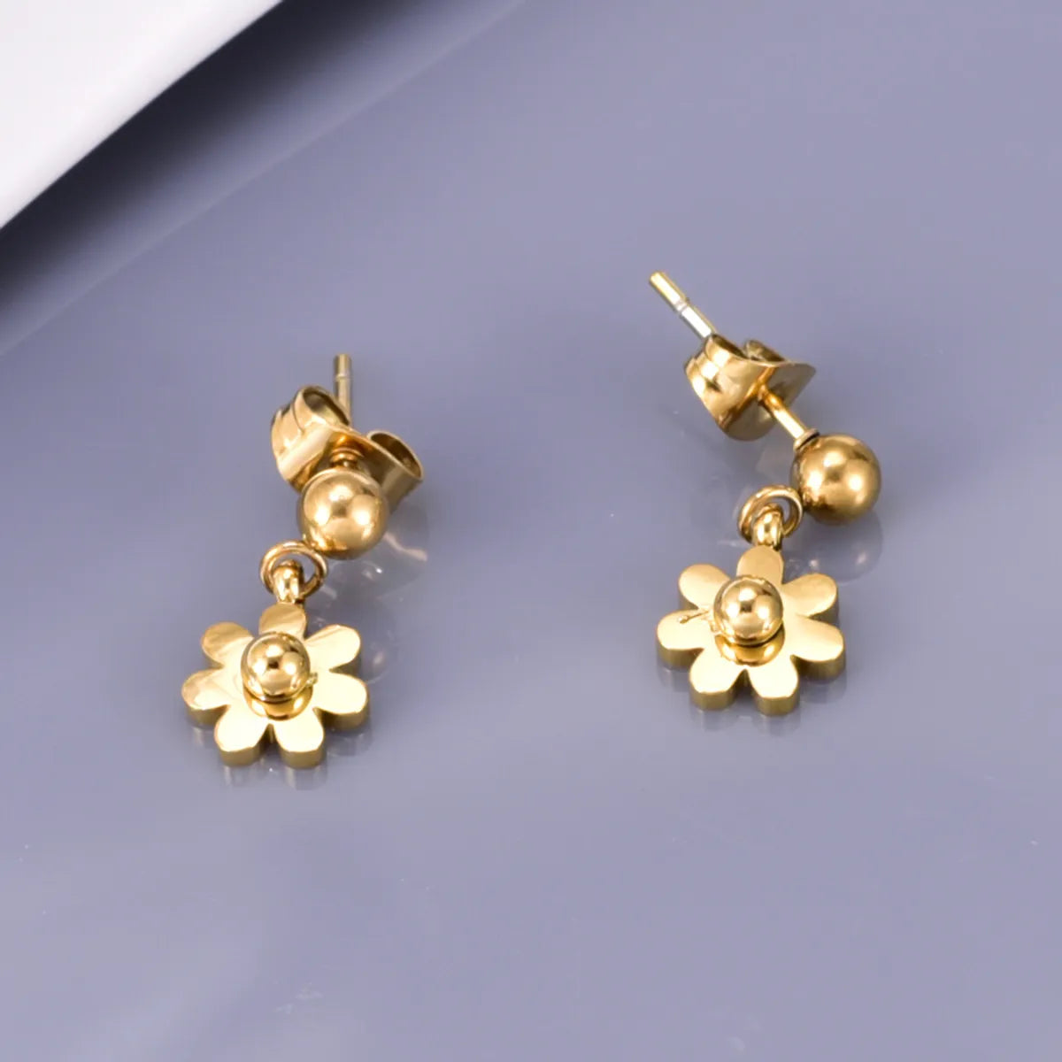 1 Pair Simple Style Classic Style Daisy 304 Stainless Steel Titanium Steel 18K Gold Plated Drop Earrings