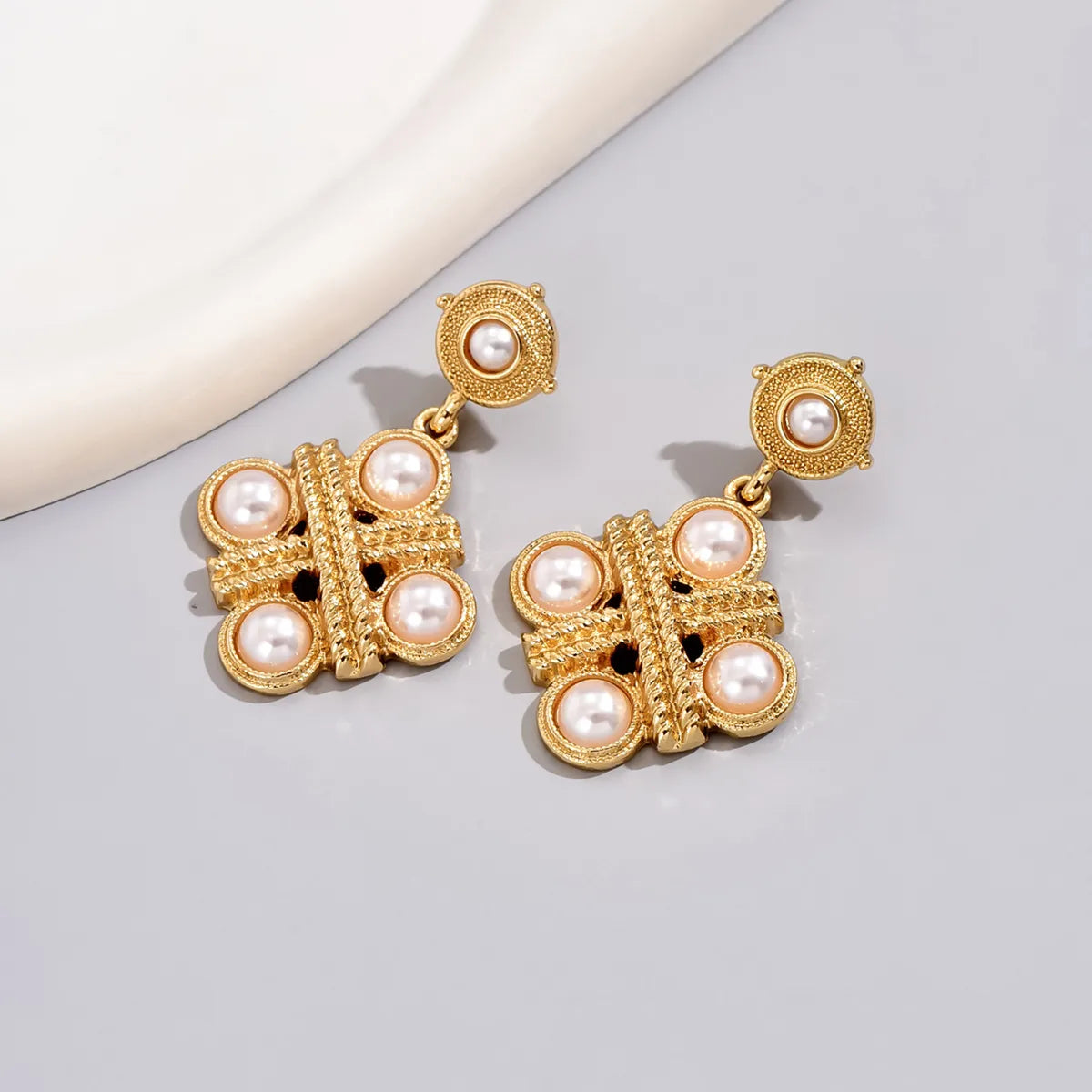 1 Pair Simple Style Classic Style Devil'S Eye Strawberry Inlay Alloy Iron Pearl Ear Studs