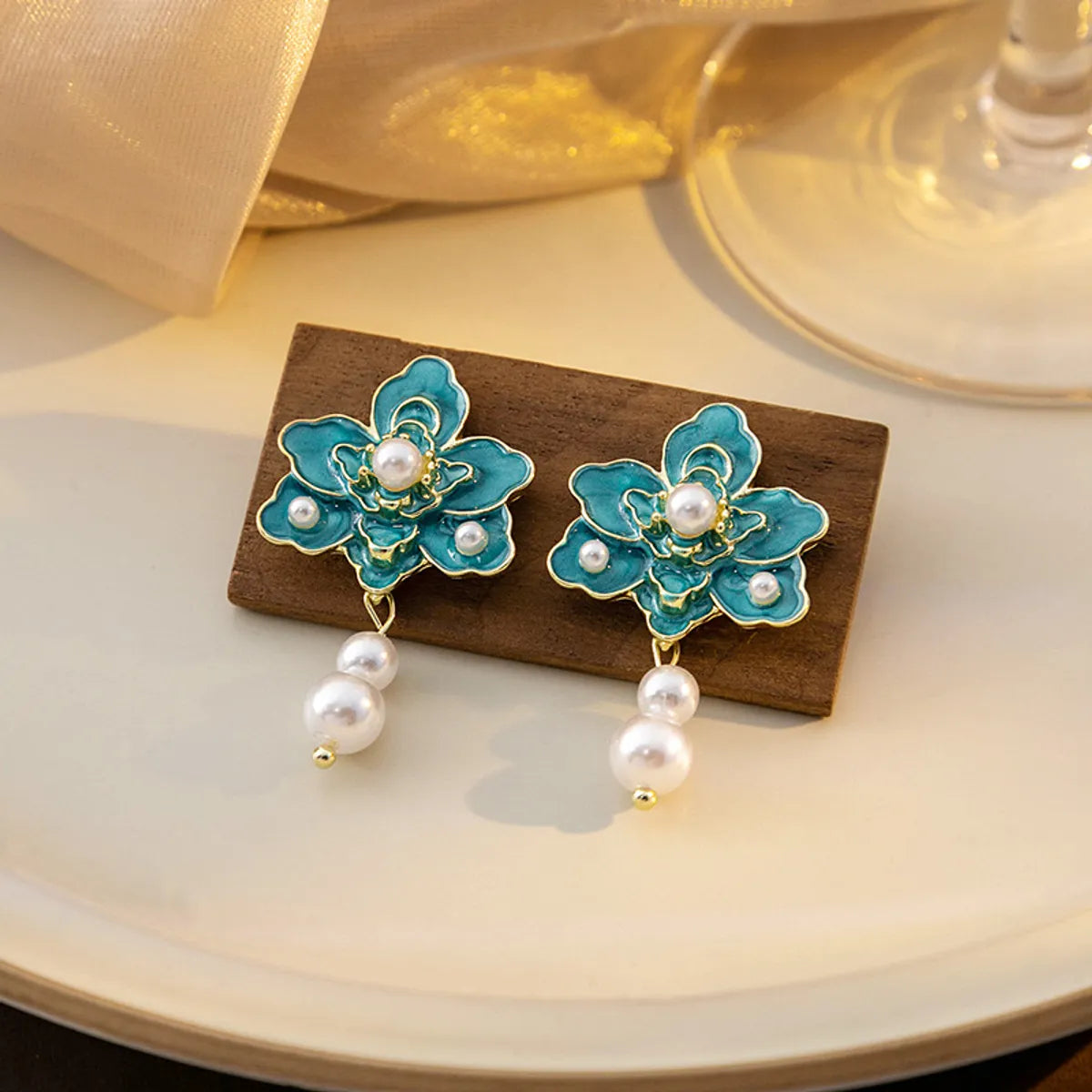 1 Pair Simple Style Classic Style Flower Inlay Zinc Alloy Pearl Drop Earrings