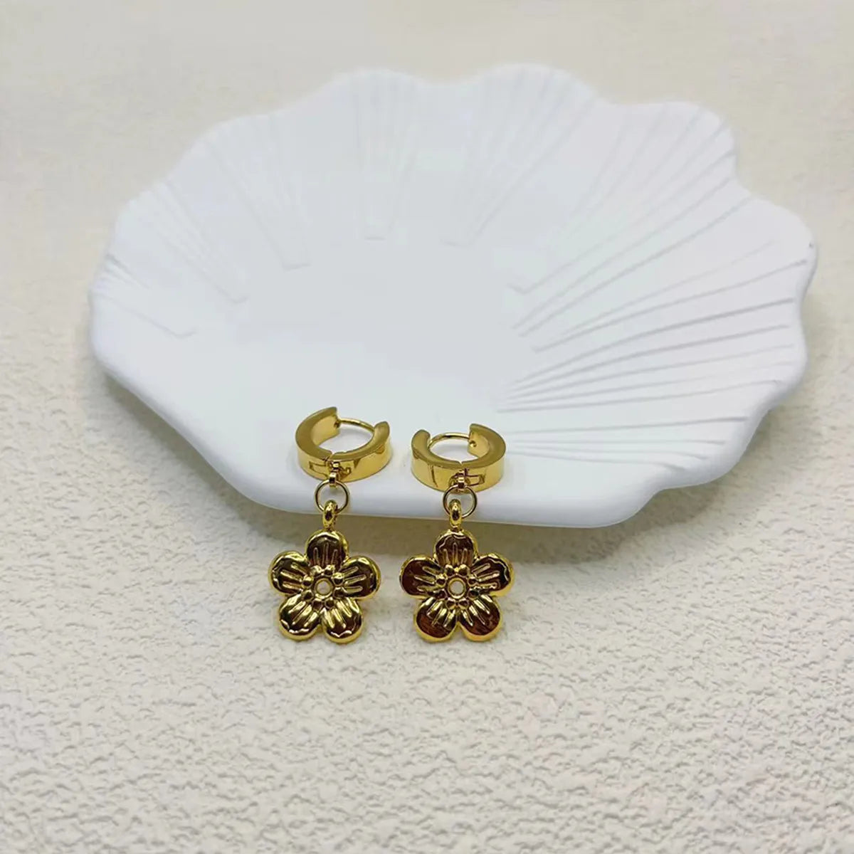 1 Pair Simple Style Classic Style Flower Plating 201 Stainless Steel Gold Plated Drop Earrings