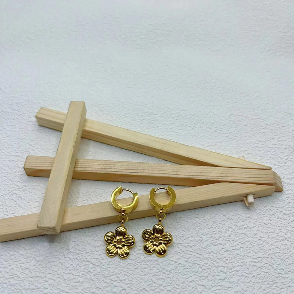 1 Pair Simple Style Classic Style Flower Plating 201 Stainless Steel Gold Plated Drop Earrings