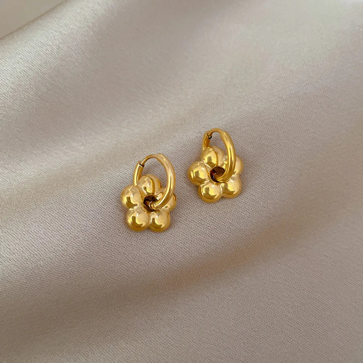 1 Pair Simple Style Classic Style Flower Titanium Steel Earrings