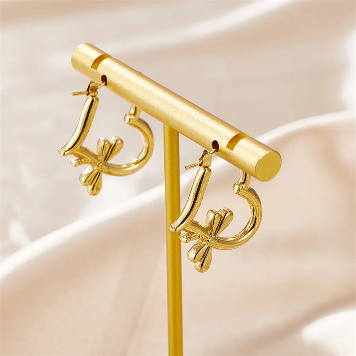 1 Pair Simple Style Classic Style Heart Shape Bee Plating Stainless Steel 18k Gold Plated Earrings