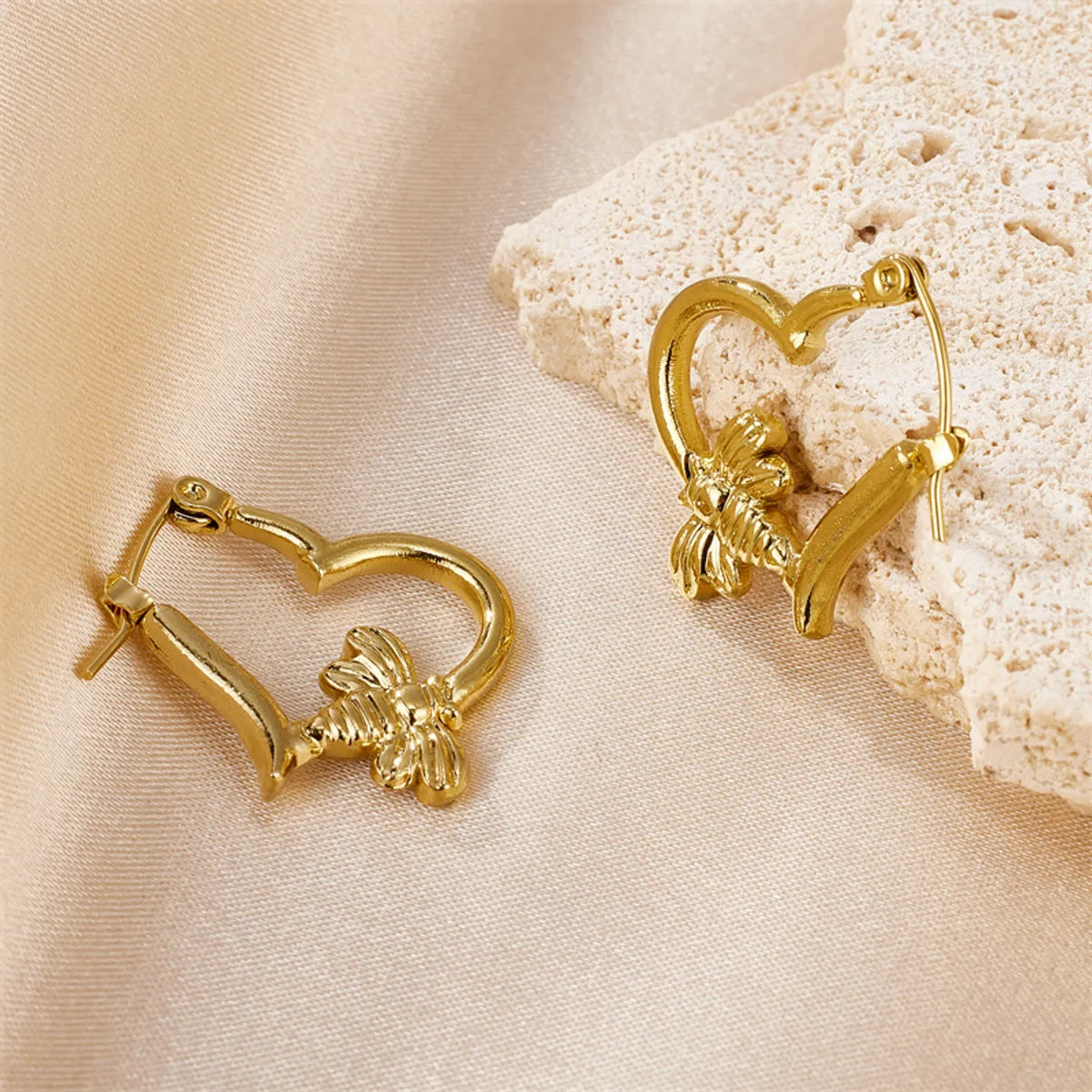 1 Pair Simple Style Classic Style Heart Shape Bee Plating Stainless Steel 18k Gold Plated Earrings