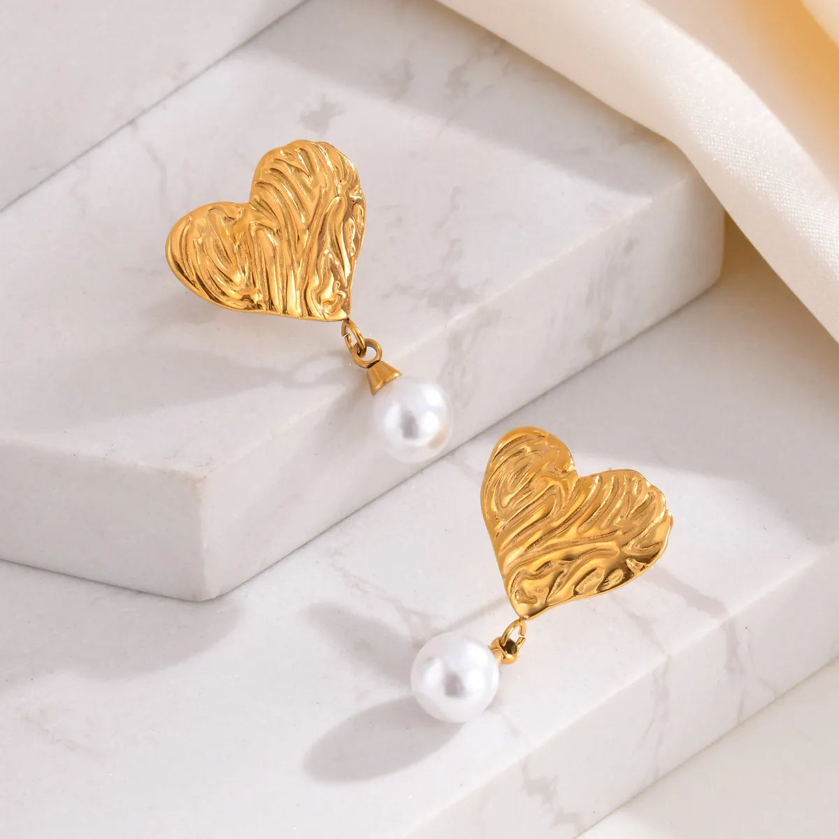 1 Pair Simple Style Classic Style Heart Shape Plating Inlay 201 Stainless Steel Artificial Pearls 18K Gold Plated Drop Earrings