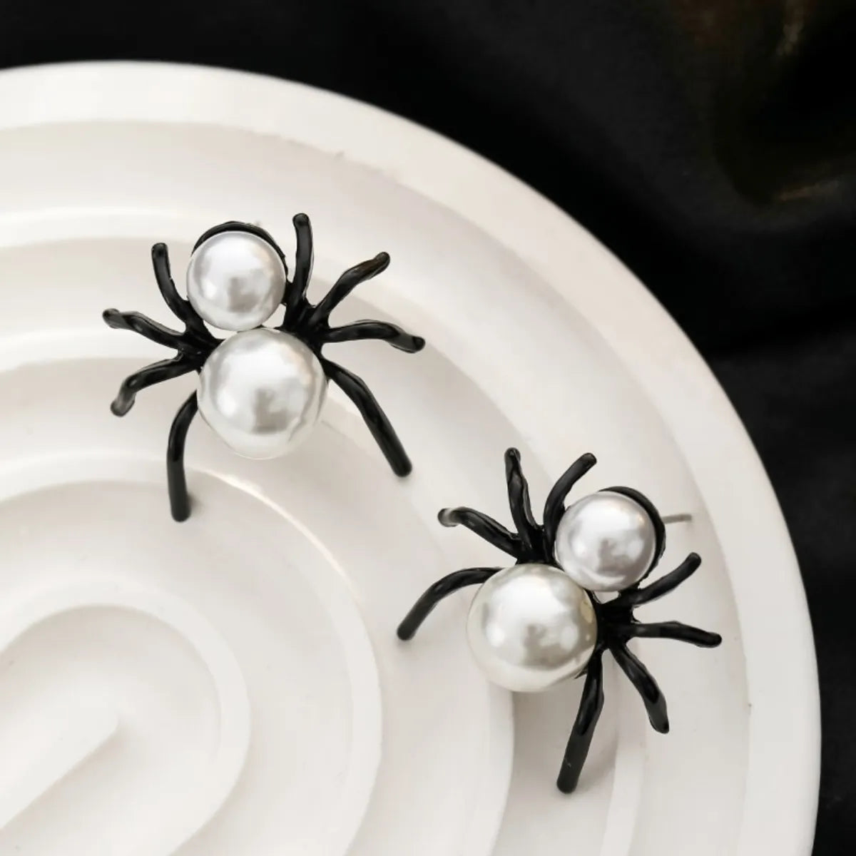 1 Pair Simple Style Classic Style Spider Inlay Alloy Pearl Ear Studs