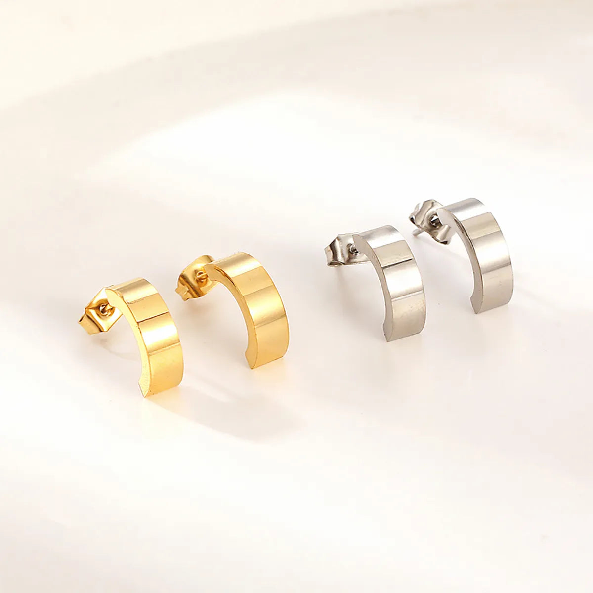 1 Pair Simple Style Commute C Shape Solid Color Plating Titanium Steel 18k Gold Plated Ear Studs