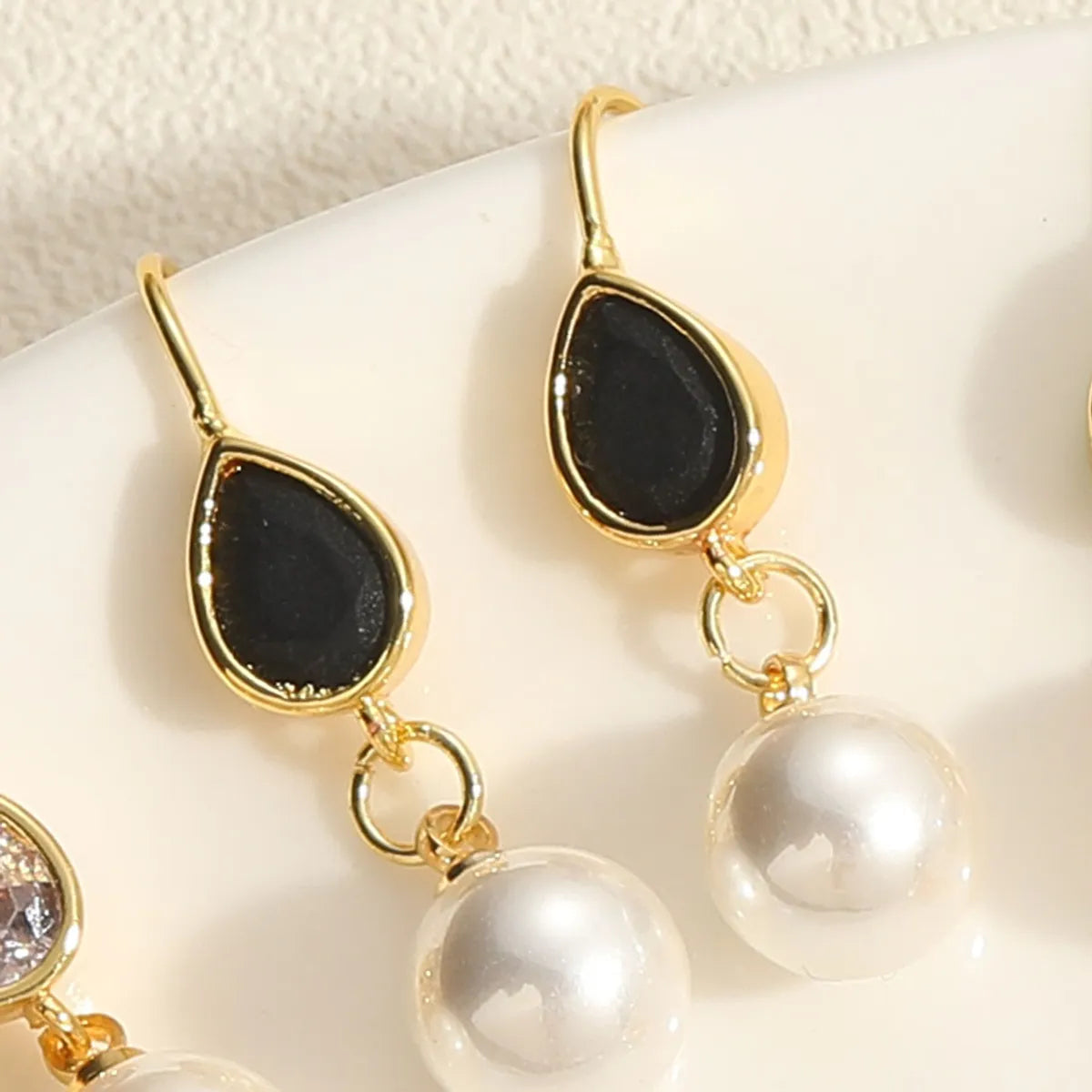 1 Pair Simple Style Commute Flower Plating Inlay Copper Pearl Zircon 14k Gold Plated Drop Earrings