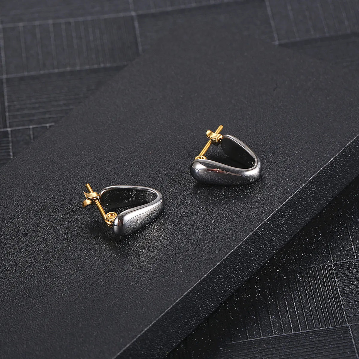 1 Pair Simple Style Commute Solid Color Asymmetrical Plating Titanium Steel Gold Plated Ear Studs