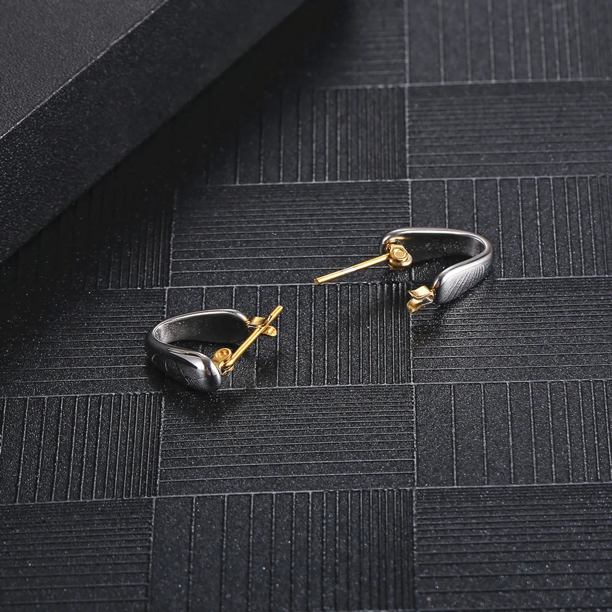 1 Pair Simple Style Commute Solid Color Asymmetrical Plating Titanium Steel Gold Plated Ear Studs