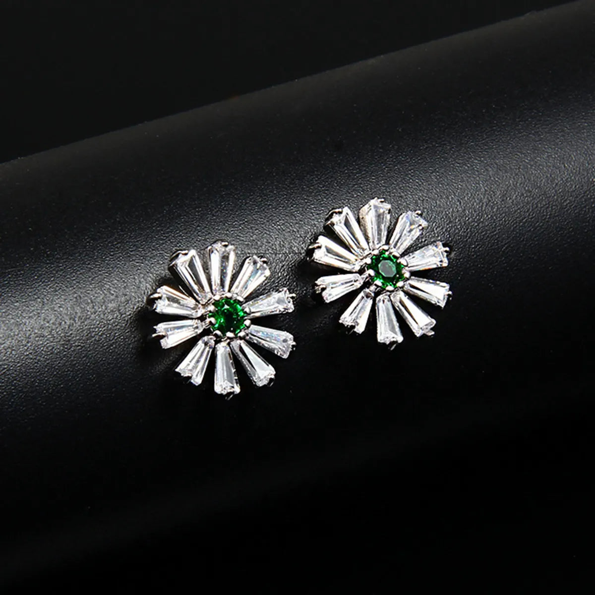 1 Pair Simple Style Daisy Plating Inlay Copper Zircon 18k Gold Plated Ear Studs