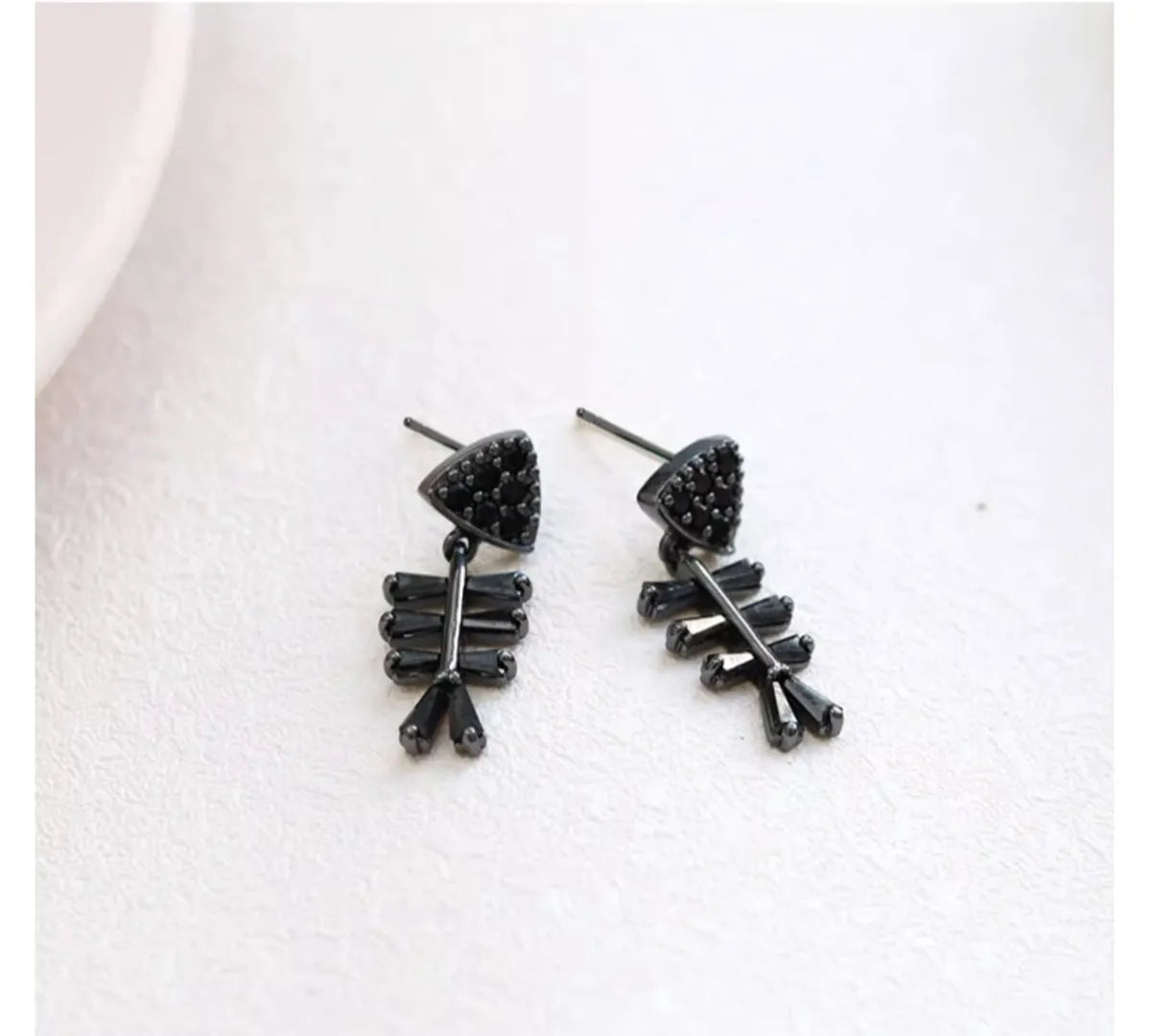 1 Pair Simple Style Fish Plating Inlay Copper Zircon Ear Studs