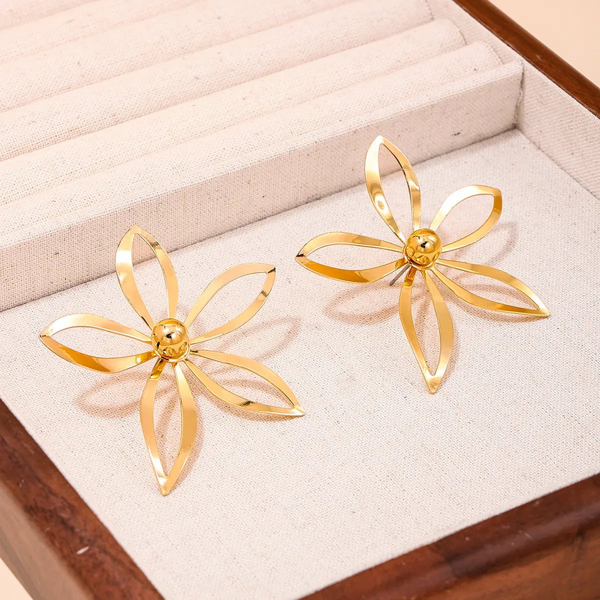 1 Pair Simple Style Flower Hollow Out Alloy Ear Studs