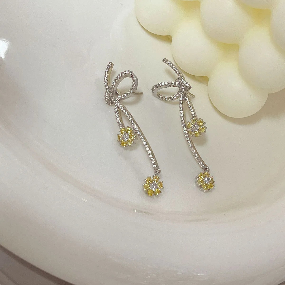 1 Pair Simple Style Flower Inlay Alloy Zircon Drop Earrings