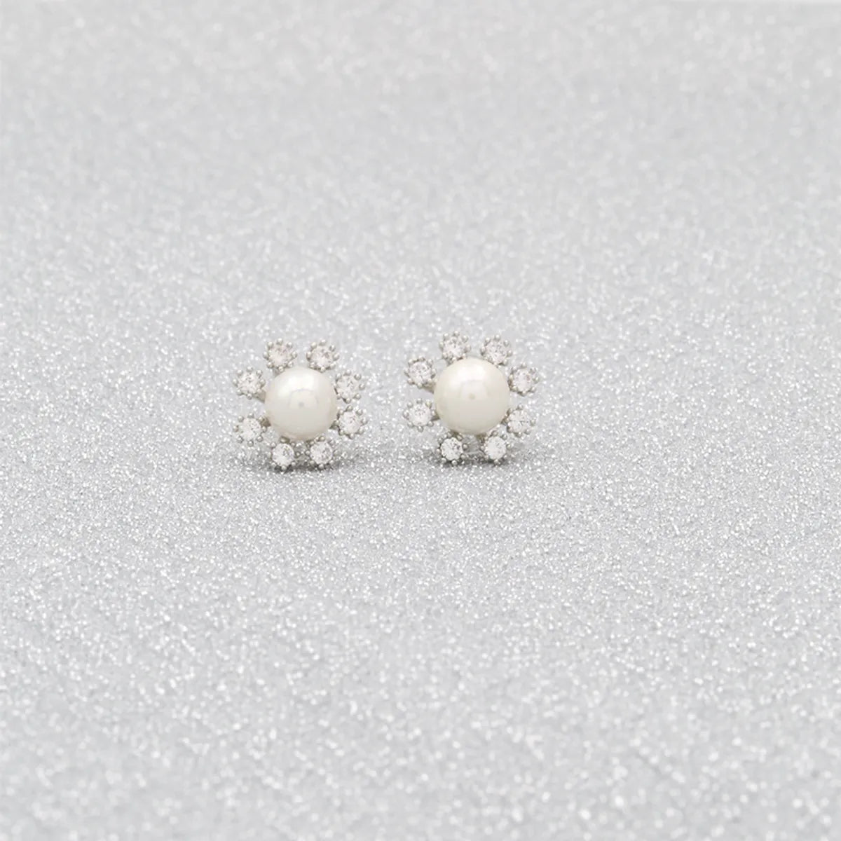 1 Pair Simple Style Flower Inlay Copper Artificial Pearls Zircon White Gold Plated Ear Studs