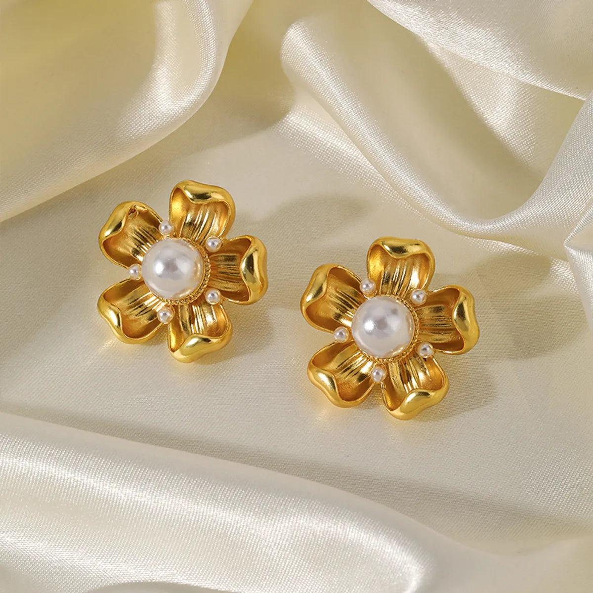 1 Pair Simple Style Flower Plating Inlay Copper Artificial Pearls 14k Gold Plated Ear Studs