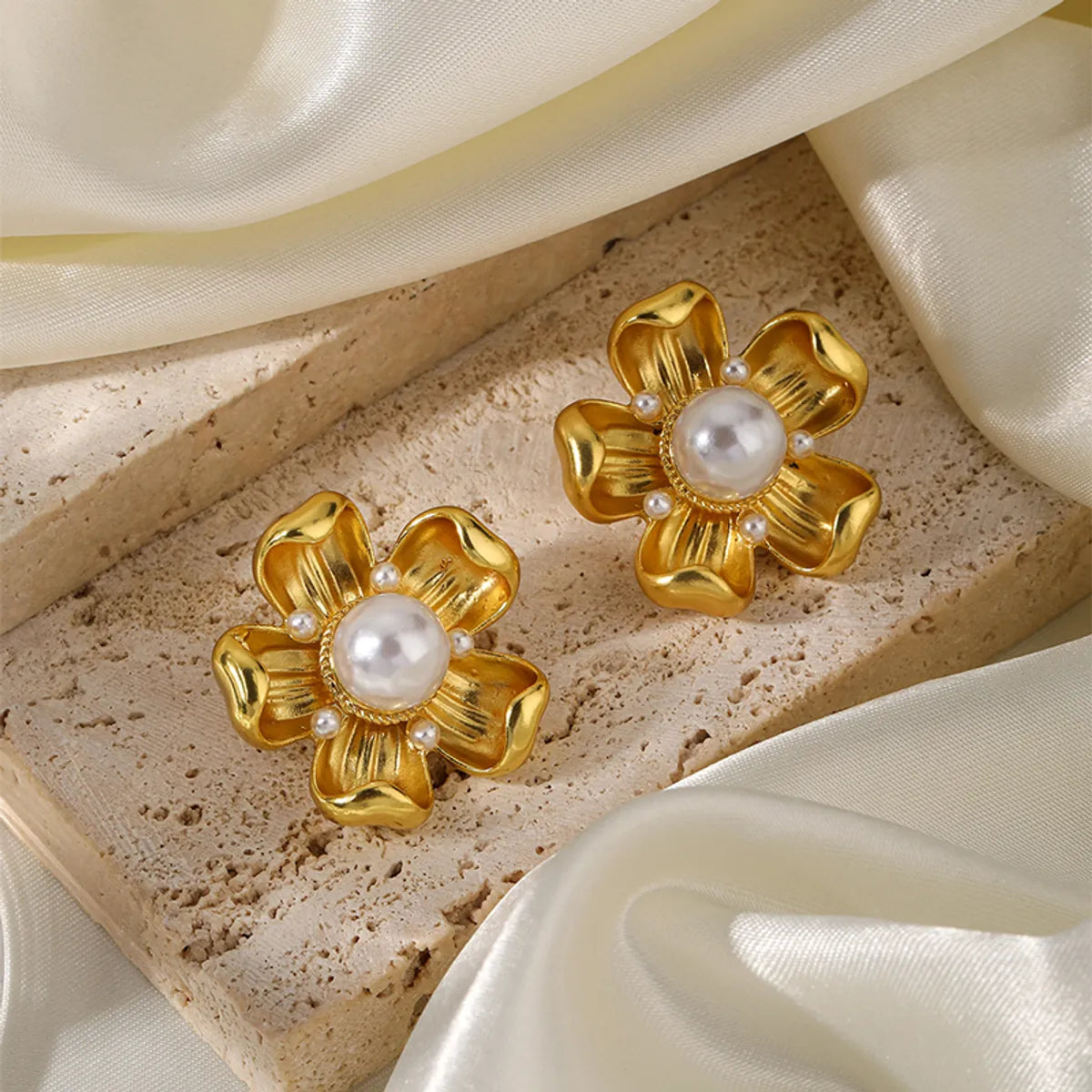 1 Pair Simple Style Flower Plating Inlay Copper Artificial Pearls 14k Gold Plated Ear Studs